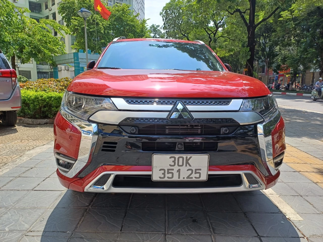 CHO THUÊ XE OURLANDER  2024 NEW ( MÀU ĐỎ MAY MẮN)