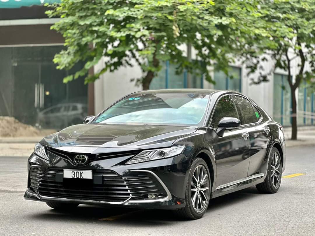 CHO THUÊ XE  4 CHỖ TOYOTA CAMRY 2022 - 2024 Mới 95%