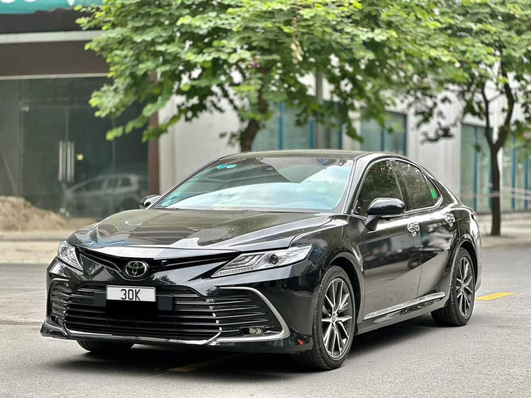 CHO THUÊ XE  4 CHỖ TOYOTA CAMRY 2022 - 2023 Mới 95%